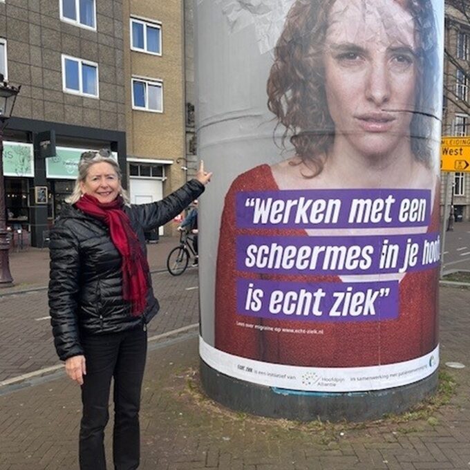 Guusje ter Horst bij campagneposter migraine is echt ziek