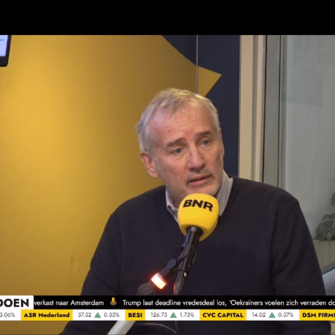 Mark Kramer achter een microfoon in de studio van BNR Nieuwsradio