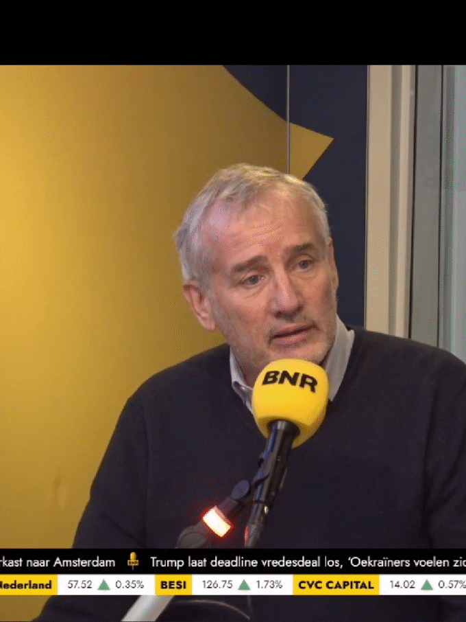 Mark Kramer achter een microfoon in de studio van BNR Nieuwsradio