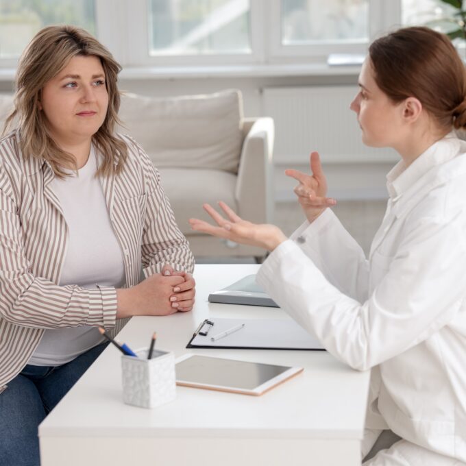 Arts spreekt met patiënt obesitas