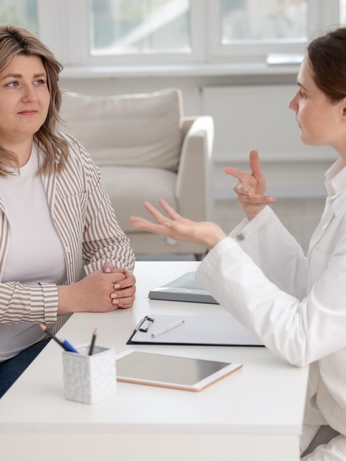 Arts spreekt met patiënt obesitas