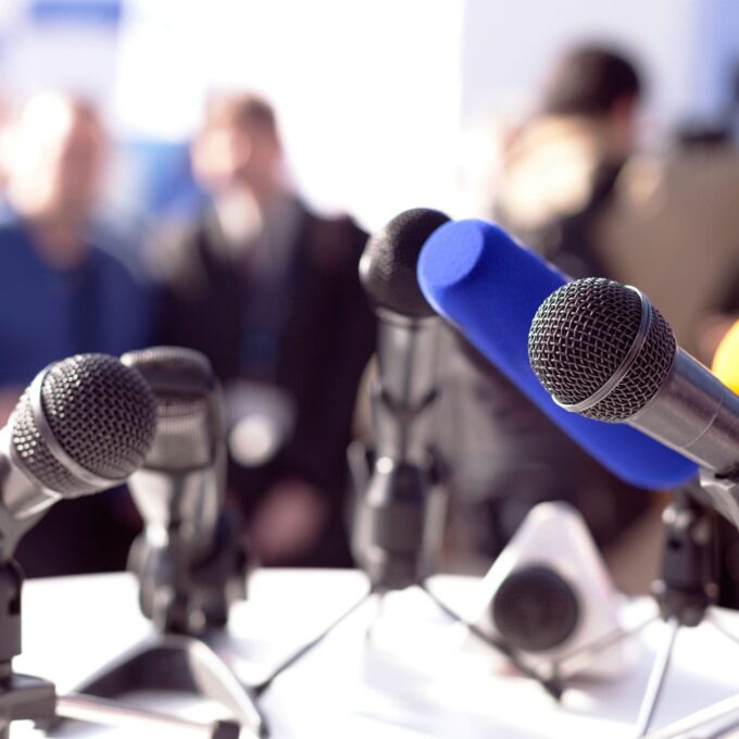 Microfoons opgesteld voor een persmoment of media-interview.