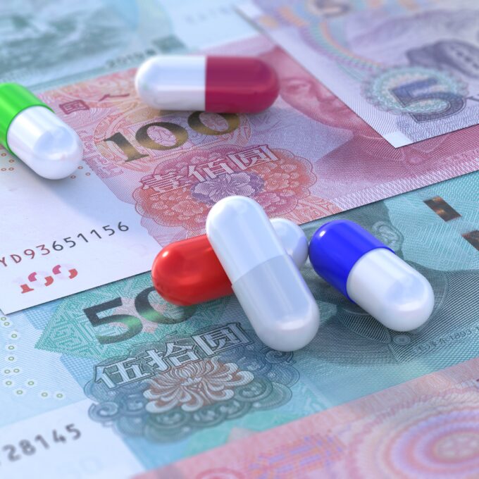 medicijnen op een stapel chinese yuan