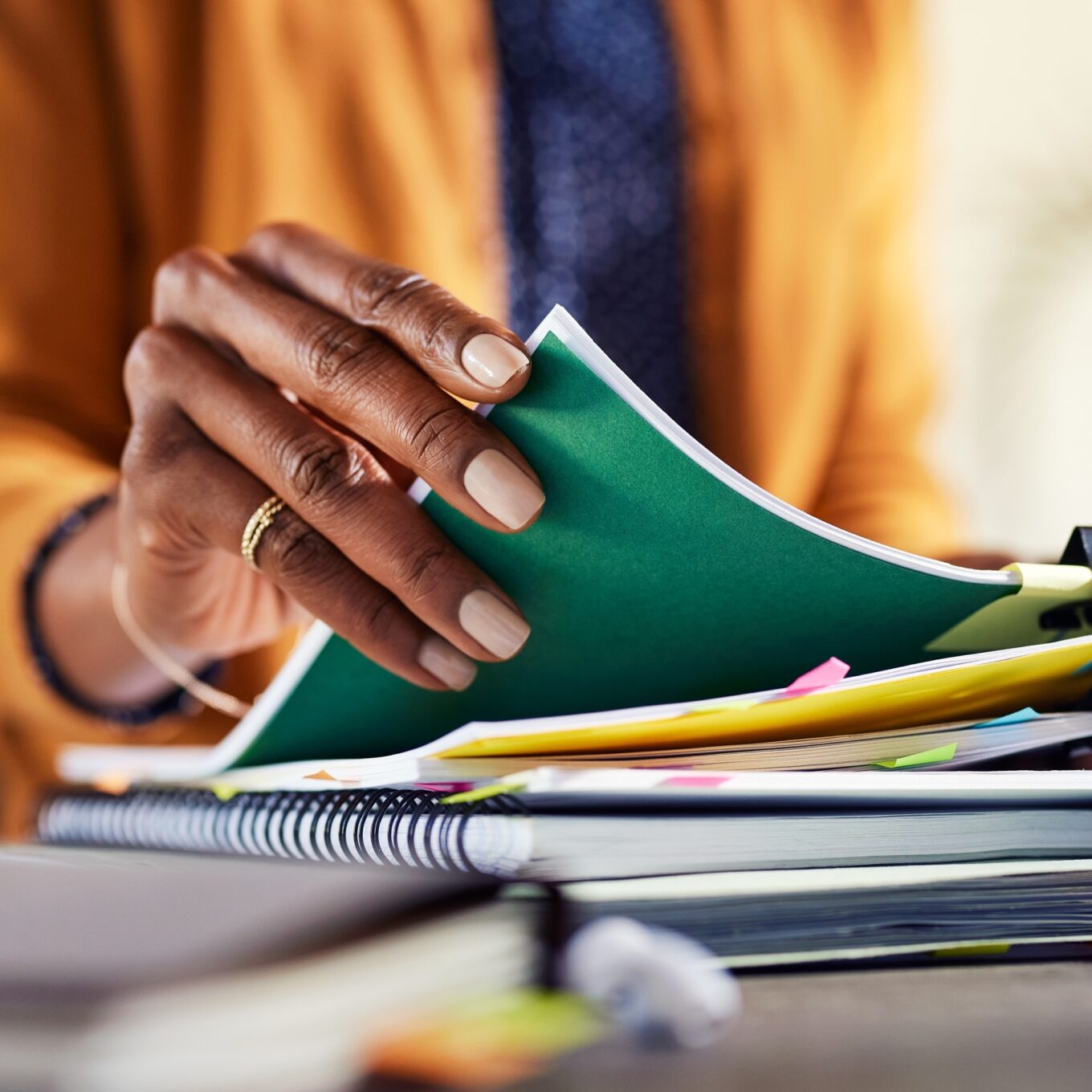 vrouw bladert door papieren mappen